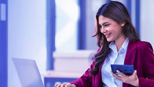 Frau arbeitet am Laptop