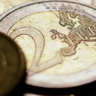 Aufeinander liegnede zwei Euro Muenzen