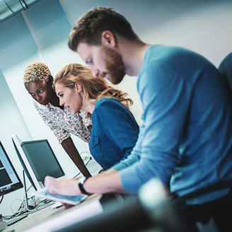 Drei Menschen im Büro