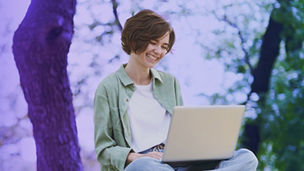 Vrouwen buiten aan het werk op de laptop