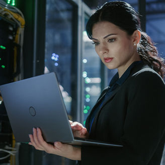 Frau mit Laptop vor Datenspeicher