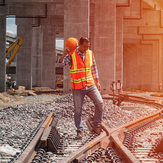 Mann auf Schienen Baustelle