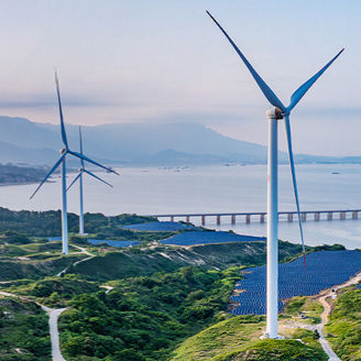 Windräder in Landschaft