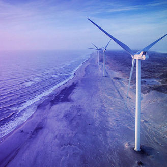 Turbinas eólicas na praia