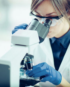 Wissenschaftlerin am Mikroskop