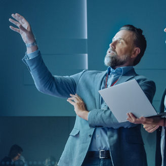 muz a zena pozerajuci na obrazovku