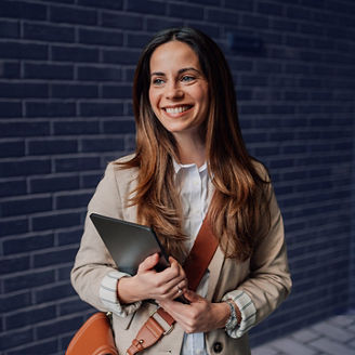 Vrouw voor muur
