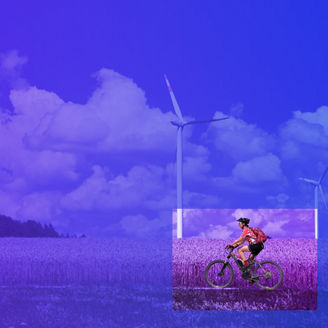 vrouw fietsend in een veld
