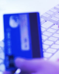 Mann und Frau laufen durch Strasse