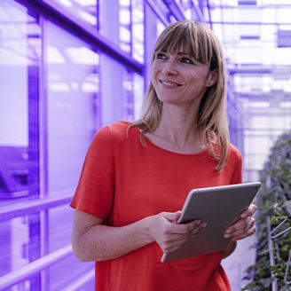 vrouw in een kas met tablet