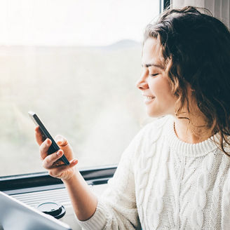 vrouw op haar telefoon in trein