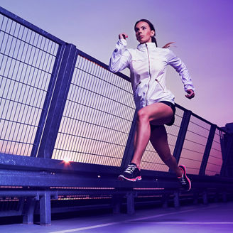 женщина бежит