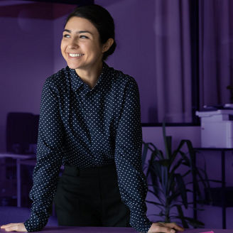 Vrouw leunt op bureau