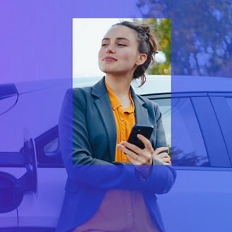 Vrouw leunend tegen auto met telefoon in hand