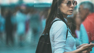 Vrouw kijkt rond met telefoon