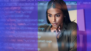 vrouw kijkt naar een computerscherm