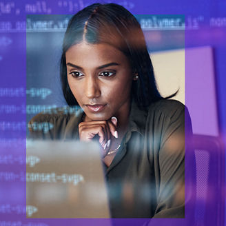 vrouw kijkt naar een computerscherm