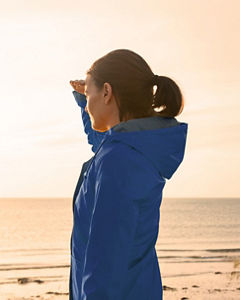 woman-looking-at-sunset