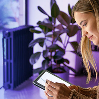 Vrouw kijkt naar tablet
