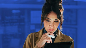 Vrouw kijkt naar tablet