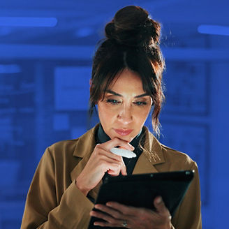 Vrouw kijkt naar tablet