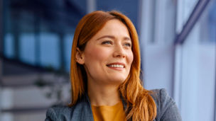 Vrouw kijkt uit raam