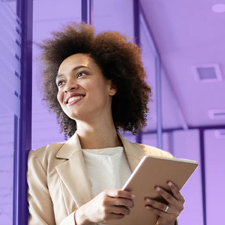 Vrouw kijkt uit het raam met tablet