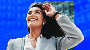 vrouw kijkt naar de lucht
