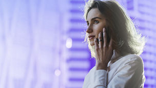Vrouw aan telefoon