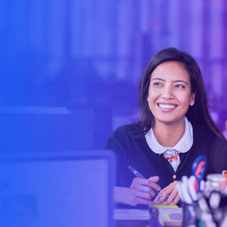 Mulher sorridente a escrever