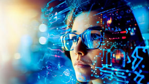 一位戴眼鏡的女性正再查看懸浮螢幕的內容