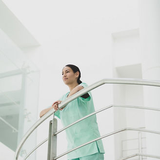 Mulher vestindo uniforme médico