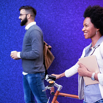 man lopend met koffie en vrouw met fiets