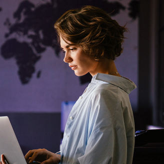 vrouw met laptop