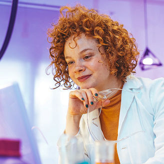 Vrouwelijke arts in lab