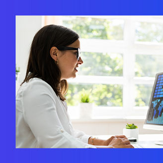 mlada zena pri pocitaci