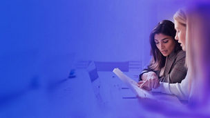 vrouwen met elkaar in overleg achter ipad