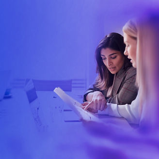 vrouwen met elkaar in overleg achter ipad