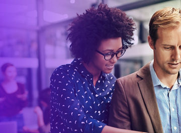 Zwei Personen am Tablet