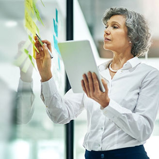 Vrouw maakt notities op een post-it