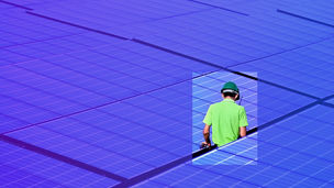 Werker loopt tussen zonnepanelen.