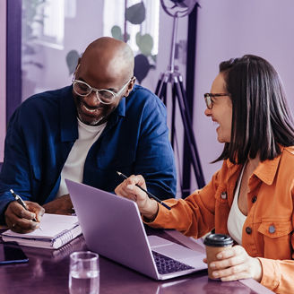 man en vrouw met laptop in een meeting