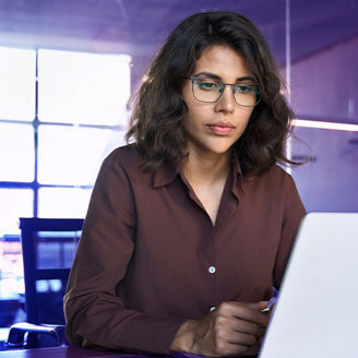 Vrouw werkt achter haar laptop