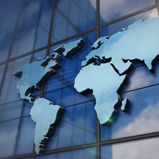 Mapa mundo na janela de um edificio