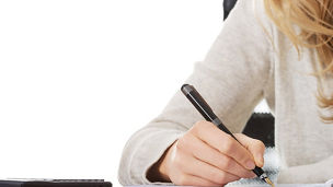 Handen bij toetsenbord met bankpas