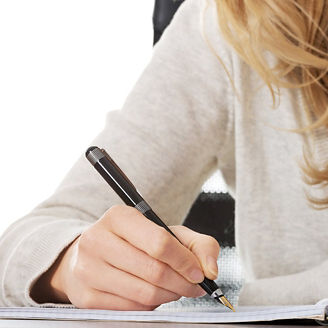 Persoon schrijft op papier