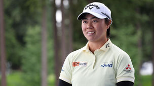 薄い黄色のロゴ入りポロシャツを着た笹生優花選手