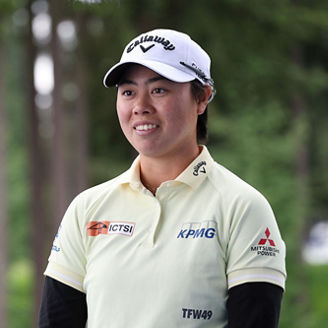 薄い黄色のロゴ入りポロシャツを着た笹生優花選手