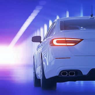 Auto von hinten in einem Tunnel