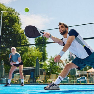 Menschen spielen Tennis